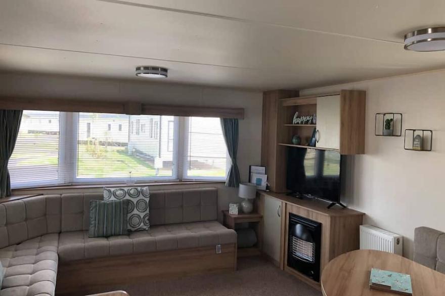 Lovely 3-Bed Caravan With Hot Tub In Lincolnshire