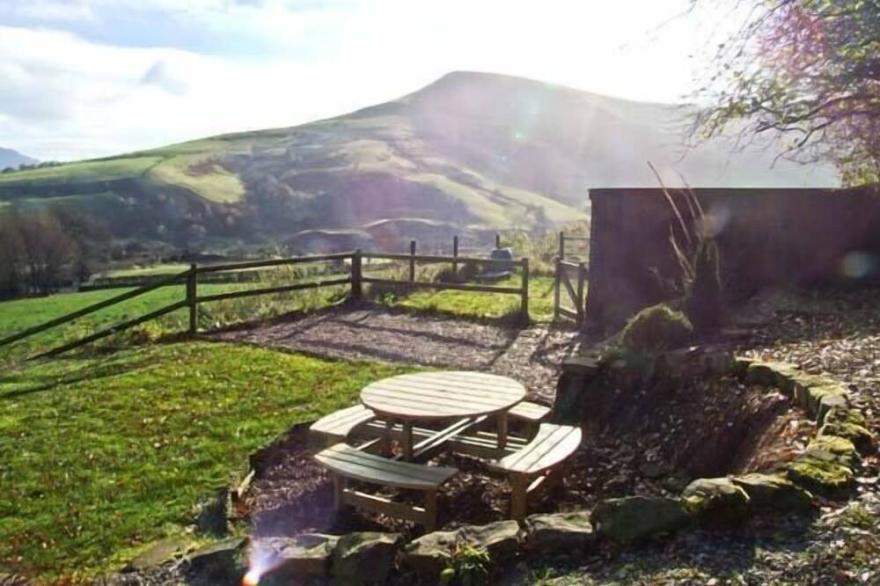 THE STABLES, family friendly, character holiday cottage in Edale