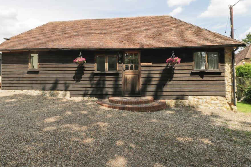 BOLTON BARN, pet friendly, character holiday cottage in Lenham Heath