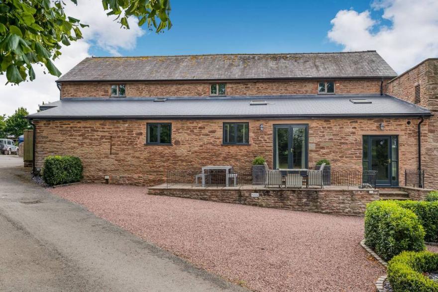 TEAL BARN ANNEXE, Pet Friendly, With A Garden In St Weonards