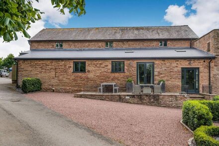 TEAL BARN ANNEXE, pet friendly, with a garden in St Weonards