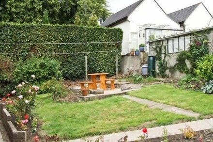 MATLOCK GREEN, pet friendly, with a garden in Matlock