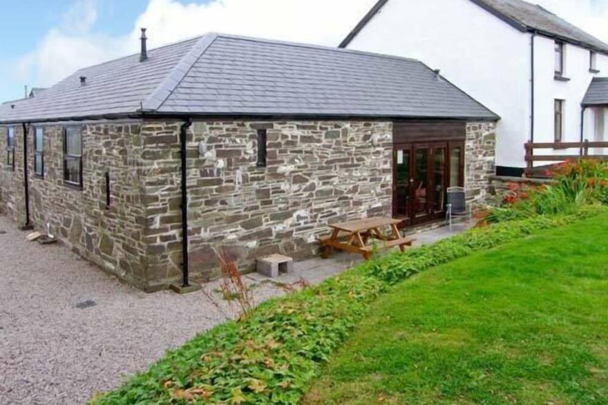 STABLES COTTAGE, pet friendly, with a garden in Llanrwst