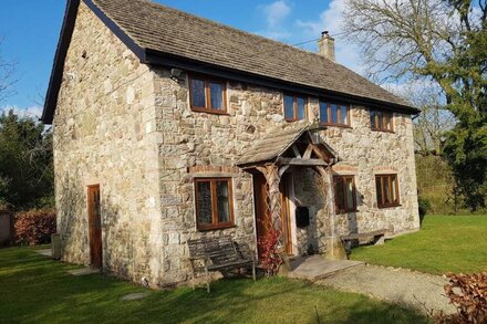 ABBOTT'S RETREAT, pet friendly, with open fire in Bishop's Castle