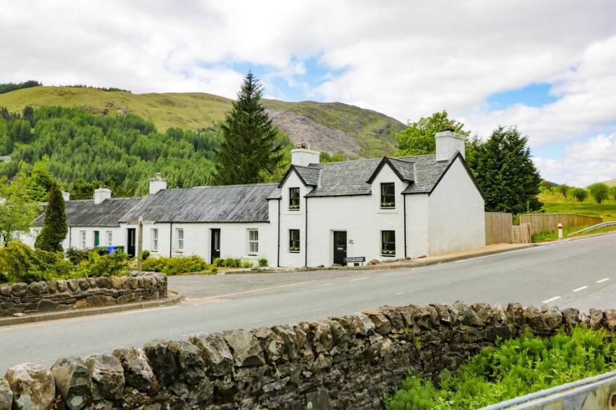 ALMA COTTAGE, Pet Friendly, With A Garden In Tyndrum