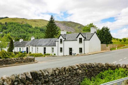 ALMA COTTAGE, pet friendly, with a garden in Tyndrum