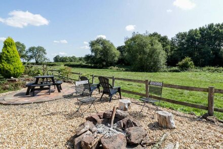 STRINE VIEW COTTAGE, pet friendly, with open fire in Crudgington