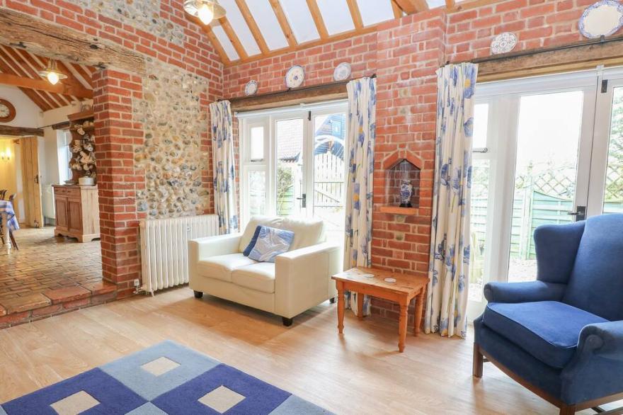 STABLE COTTAGE, pet friendly, character holiday cottage in Necton