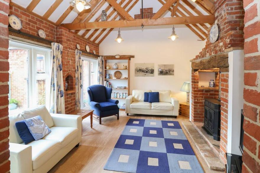 STABLE COTTAGE, Pet Friendly, Character Holiday Cottage In Necton