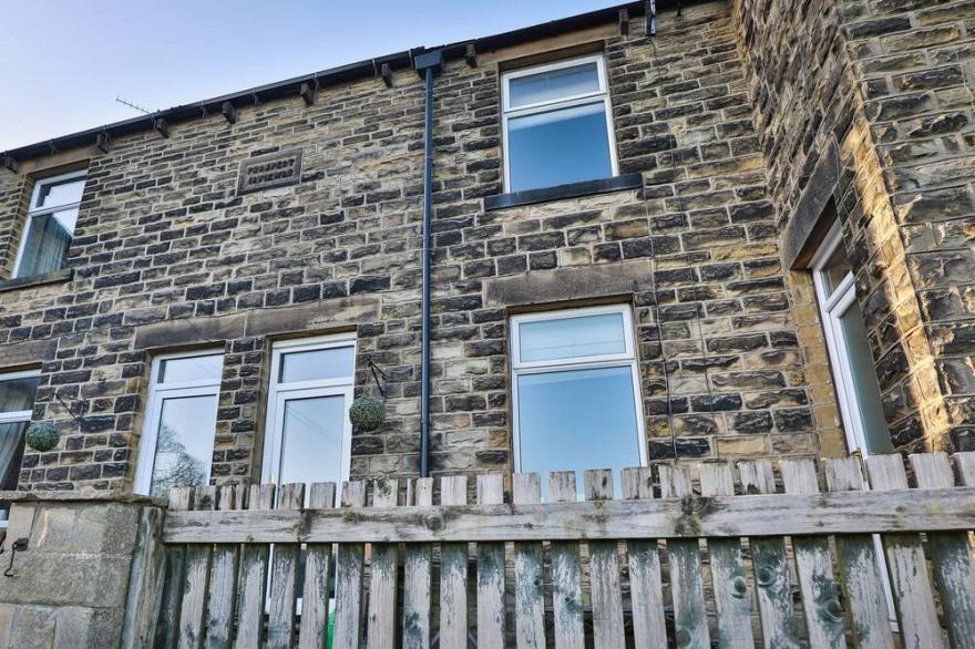 WREN COTTAGE, pet friendly, with open fire in Pateley Bridge