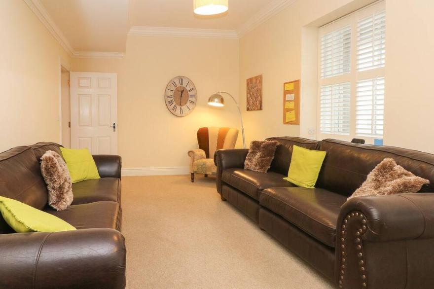 12 EAGLE PARADE, Family Friendly, Luxury Holiday Cottage In Buxton