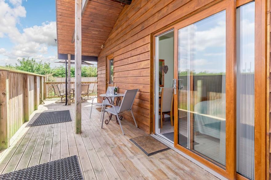 KINGFISHER LODGE, pet friendly, with hot tub in Brandesburton