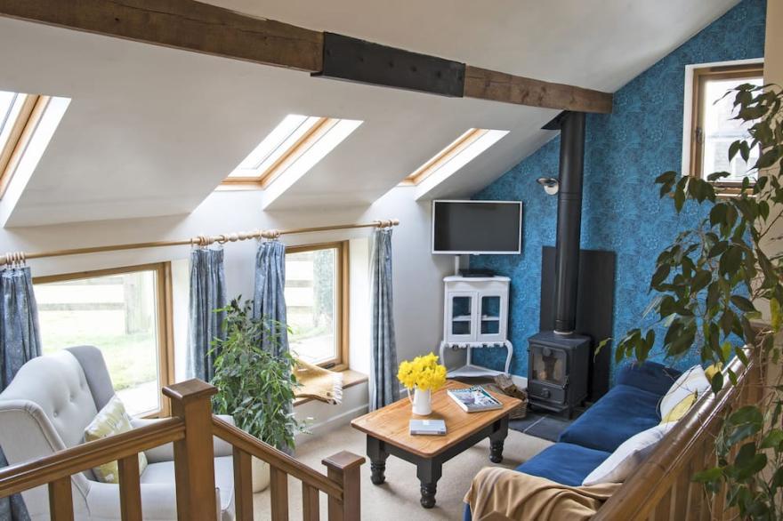 GREENACRES BARN, pet friendly, character holiday cottage in Denstone