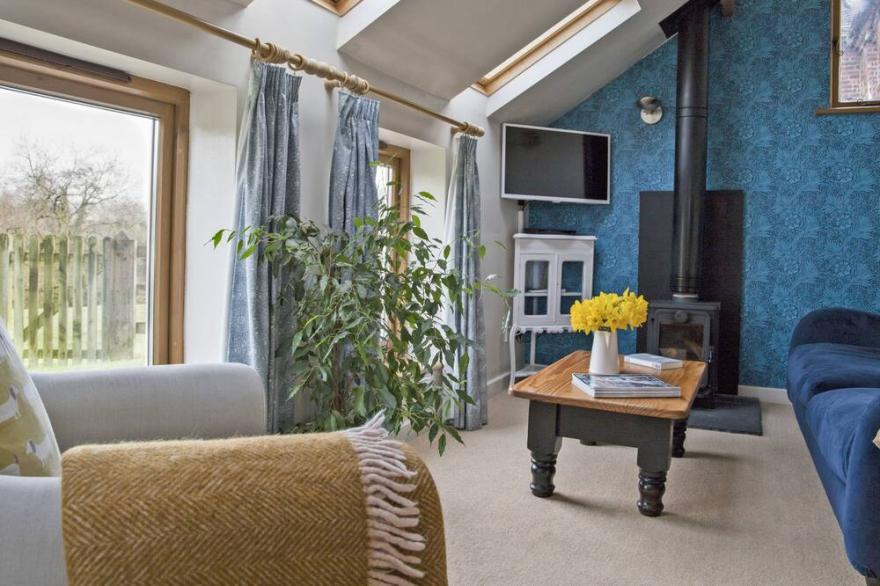 GREENACRES BARN, pet friendly, character holiday cottage in Denstone