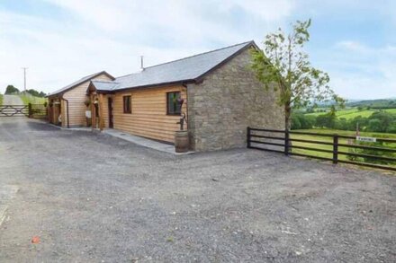 BLACK MOUNTAIN VIEW, romantic, with open fire in Llanafan Fawr