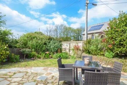 BEE HIVE COTTAGE, pet friendly, with open fire in Morwenstow