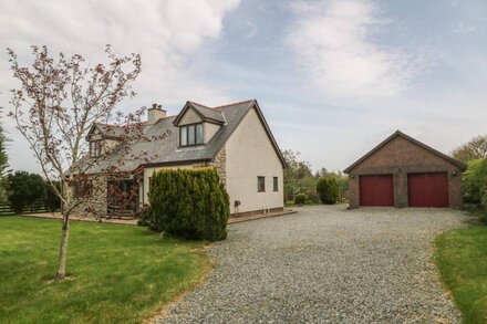 CAE GLAS, family friendly, with open fire in Llangefni