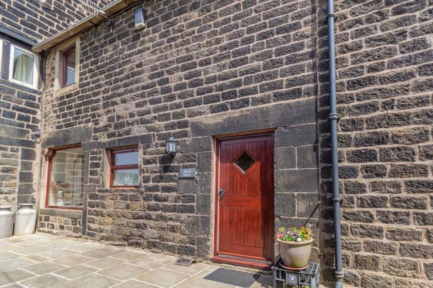 JIM'S BARN, Family Friendly, Character Holiday Cottage In Diggle