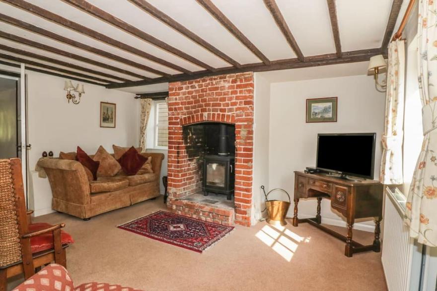 WOODLANDS, pet friendly, character holiday cottage in Hoxne