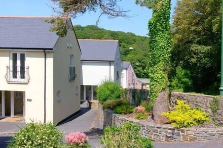 HERON, pet friendly, luxury holiday cottage in Milford Haven