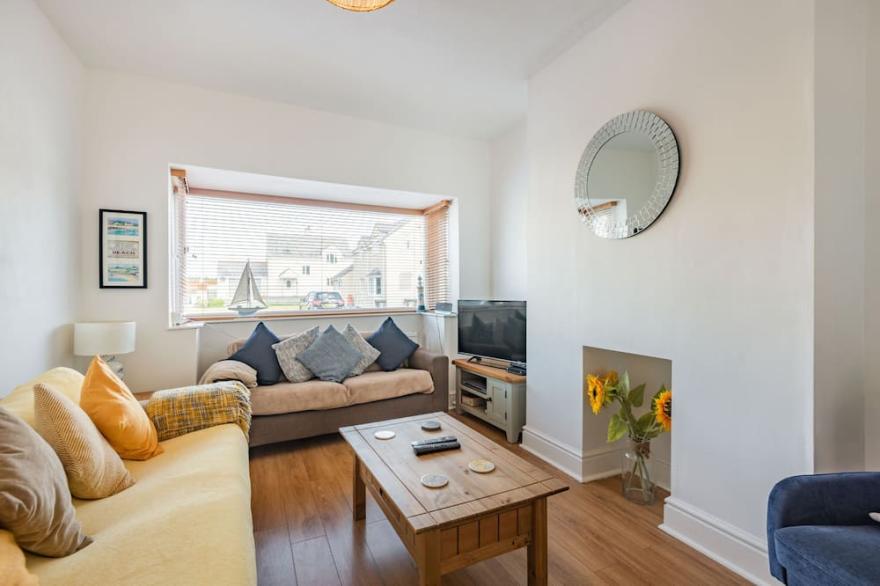 2 TREGOF TERRACE, pet friendly, with a garden in Cemaes Bay