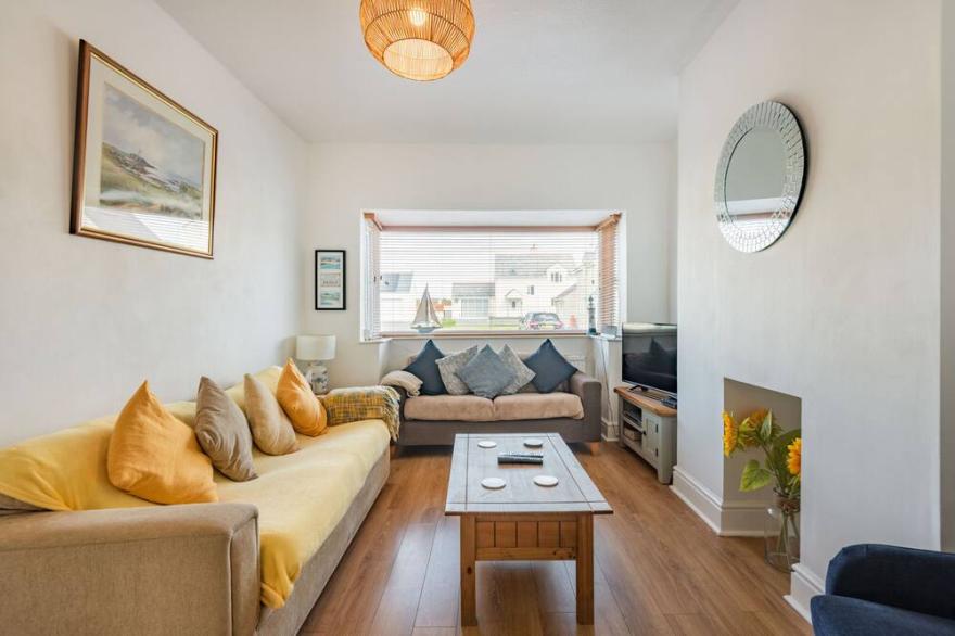 2 TREGOF TERRACE, pet friendly, with a garden in Cemaes Bay