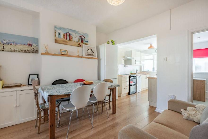 2 TREGOF TERRACE, pet friendly, with a garden in Cemaes Bay