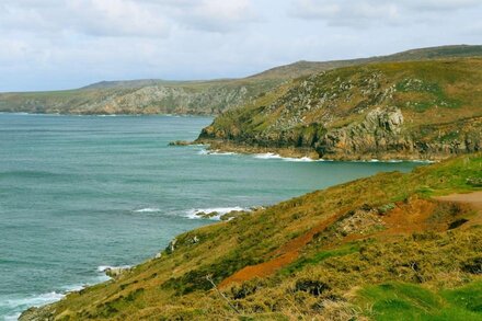 LITTLE ROCK, character holiday cottage, with open fire in St Just