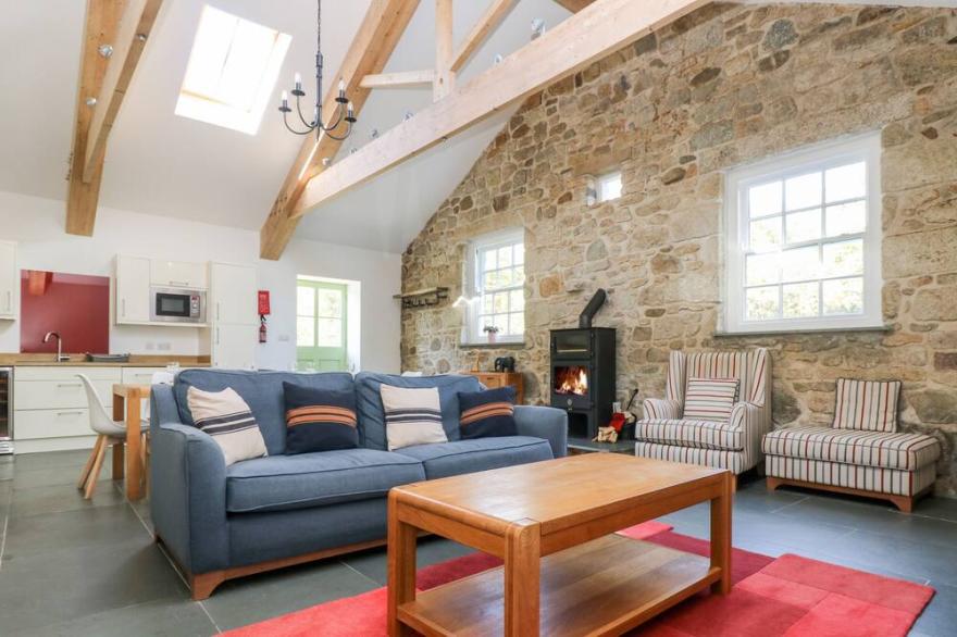 WHEAL GREY, family friendly, character holiday cottage in Praa Sands