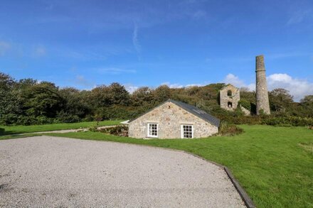 WHEAL GREY, family friendly, character holiday cottage in Praa Sands