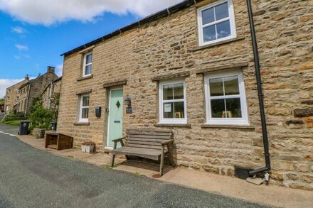 WAYSIDE FARM, pet friendly, character holiday cottage in Muker