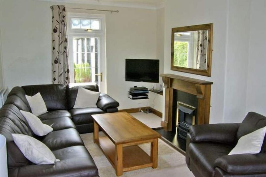 RAILWAY COTTAGE, family friendly, with a garden in Fairbourne