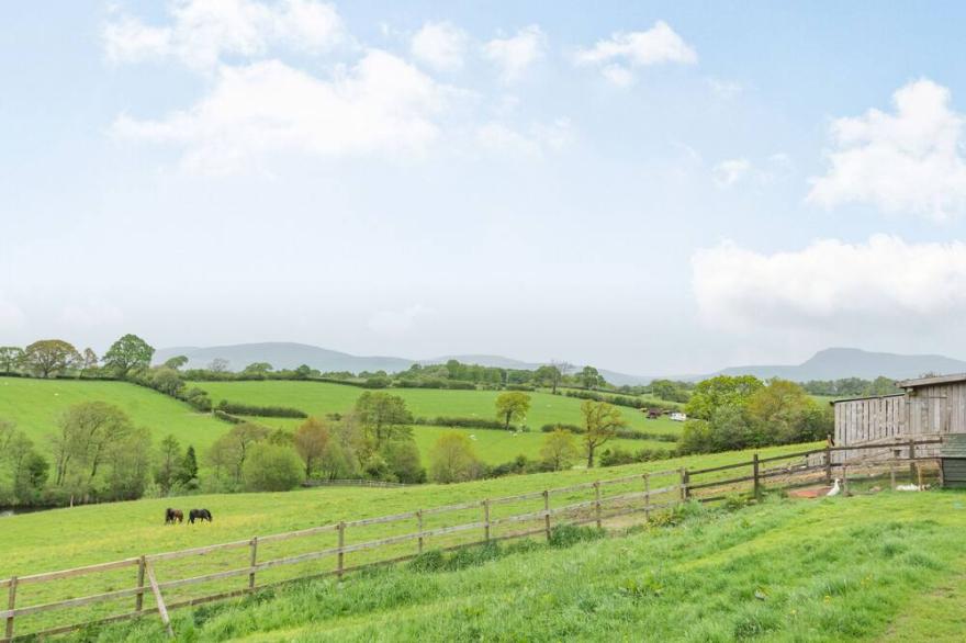 ASHBANK COTTAGE, character holiday cottage, with open fire in Tatham