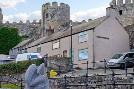 JASMIN COTTAGE, pet friendly, luxury holiday cottage in Conwy