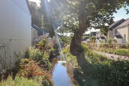 HEDGEHOG COTTAGE, family friendly in Falmouth