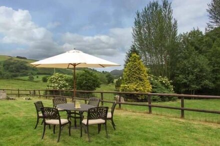 CWMGILLA FARM, pet friendly, luxury holiday cottage in Knighton