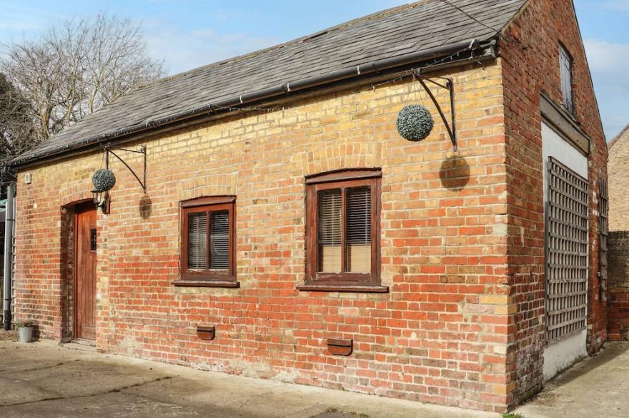 THE OLD DAIRY, romantic, character holiday cottage in Herne