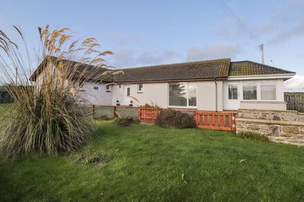 ROSE COTTAGE, family friendly, with a garden in Lybster