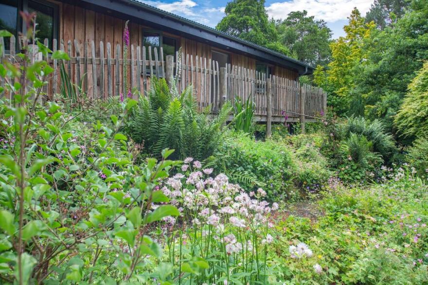 BLUEBELL, family friendly, country holiday cottage in Brymbo
