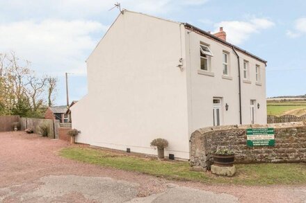 ST CUTHBERT'S COTTAGE, family friendly, with a garden in Beal