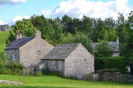 FAWBER COTTAGE, family friendly in Horton-In-Ribblesdale