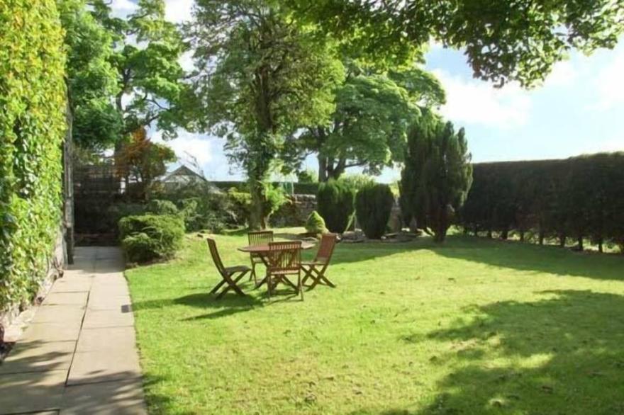 THE COTTAGE, Pet Friendly, Character Holiday Cottage In Peak Forest