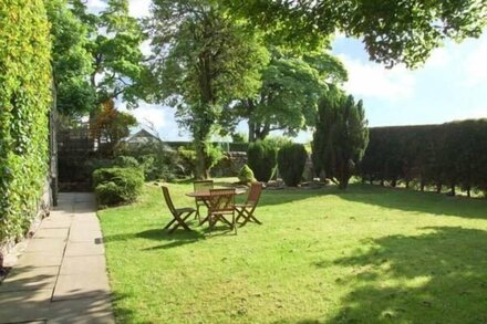 THE COTTAGE, pet friendly, character holiday cottage in Peak Forest