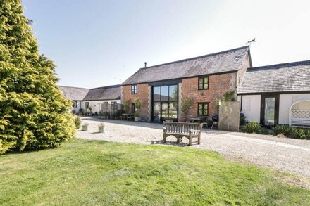 THE BARN, pet friendly, luxury holiday cottage in Shaftesbury