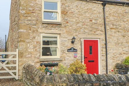 BLACKSMITH'S COTTAGE, pet friendly, with open fire in Hudswell