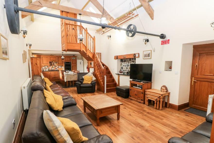 THE MILL AND STABLE, pet friendly, with a garden in Laugharne