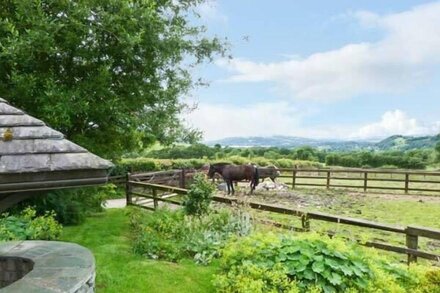 SKIDDAW, pet friendly, character holiday cottage in Bassenthwaite