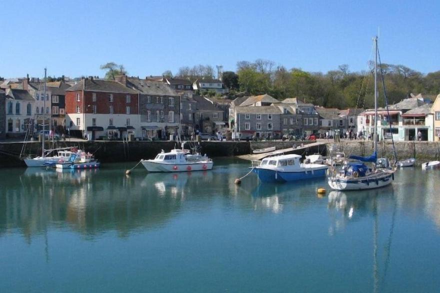 SUNDOWNER, pet friendly, with open fire in Padstow