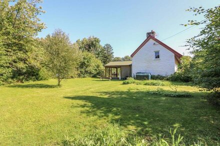 DERRY COTTAGE, pet friendly, character holiday cottage in Whitland