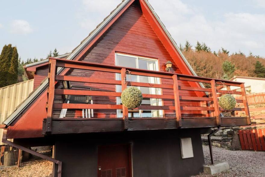 LARCHFIELD CHALET 2, pet friendly, with a garden in Strathpeffer